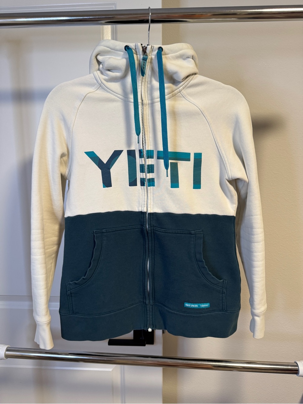 Yeti Cycles Keota Women’s Ride Driven Full Zip Hoodie S Colorblock Logo